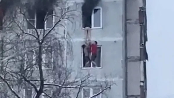 नौवीं मंजिल पर आग में फंसी लड़की