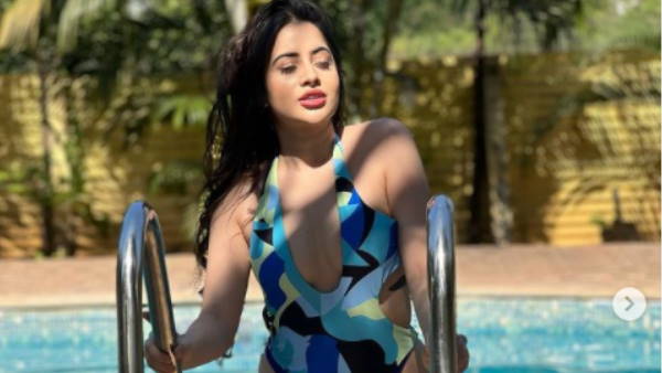 उल्टी शर्ट पहन बालों में लगाया फूल