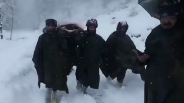 कंधों पर उठाकर पहुंचाया अस्पताल
