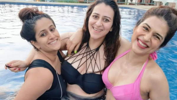 दोस्तों के साथ पूल में नजर आईं श्रद्धा
