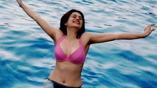 Photos में फ्लॉन्ट किया फिगर