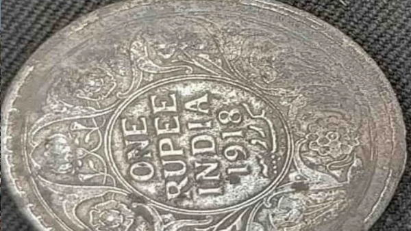 खजाने की तलाश में मलबे में कूद पड़े दर्जनों लोग खजाने की तलाश में मलबे में कूद पड़े दर्जनों लोग