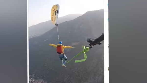 शख्स रस्सी पर चलने की कोशिश कर रहा है शख्स रस्सी पर चलने की कोशिश कर रहा है