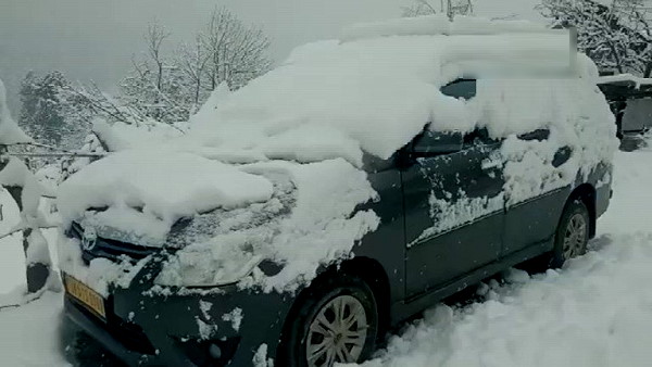 कई शहरों में बिछी बर्फ की चादर कई शहरों में बिछी बर्फ की चादर