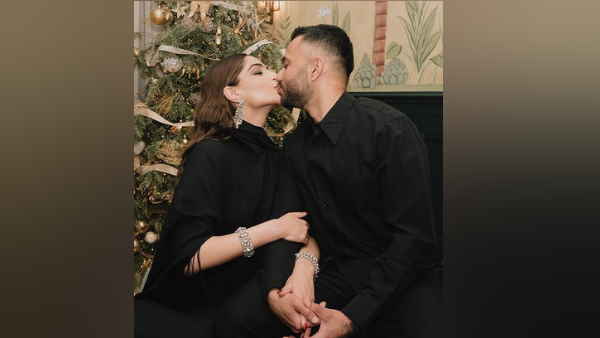 सोनम ने रोमांटिक अंदाज में मनाया जश्‍न 