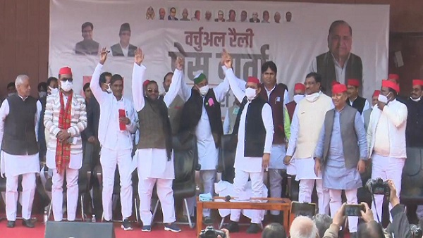 सपा ने कहा- हमने किसी को नहीं बुलाया लोग आ गए थे