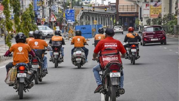 Zomato vs Swiggy! करते हुए किया पोस्ट