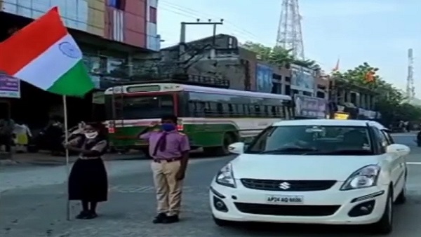 सभी धर्म और पंथ के लोग खड़े होते हैं राष्ट्रगान के सम्मान में