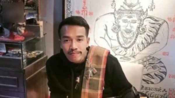 4 बेड रूम में रहती हैं 8 पत्नियां