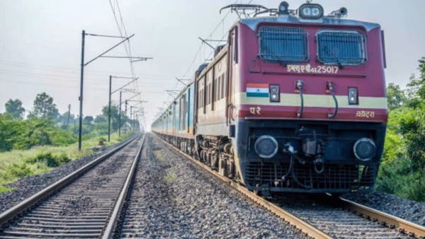 train Driver Takes Break To Sleep passengers waits For Two Hours At Shahjahanpur Station train Driver Takes Break To Sleep passengers waits For Two Hours At Shahjahanpur Station