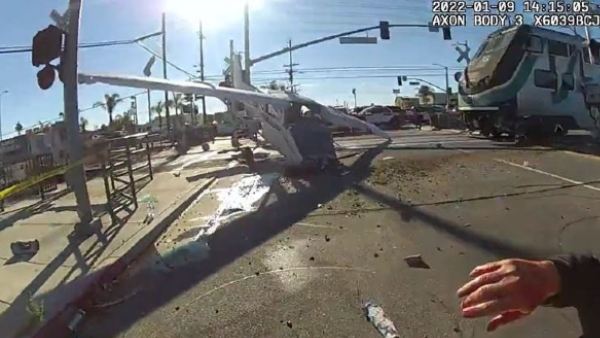 पायलट को सुरक्षित निकाला