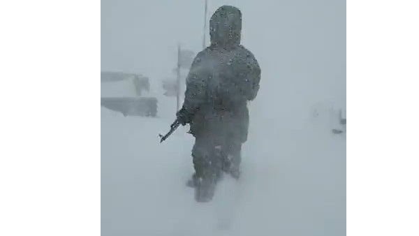 तेज हवाओं के बीच डटा रहा जवान