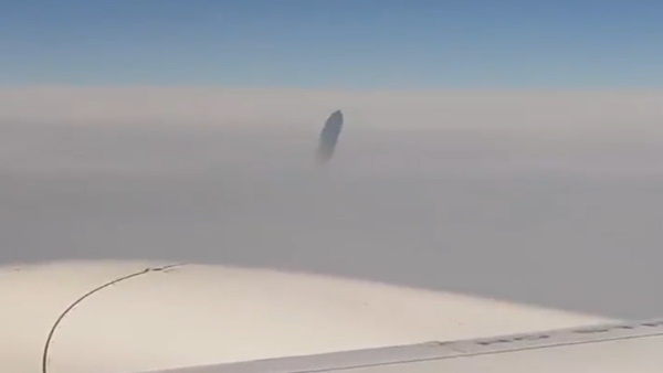 वीडियो को एक शख्स ने फ्लाइट से शूट किया है वीडियो को एक शख्स ने फ्लाइट से शूट किया है