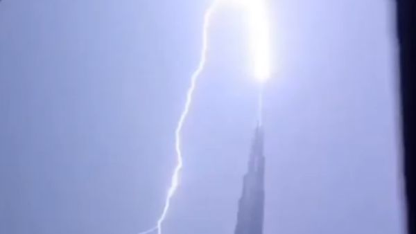 बुर्ज खलीफा पर गिरी बिजली
