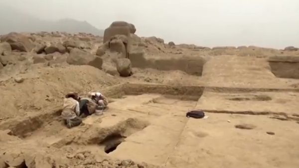 मकबरे के बाहर मिली हड्डियां मकबरे के बाहर मिली हड्डियां