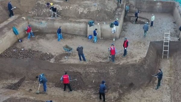 कब्रिस्तान में दुर्लभ चीजें मिलीं कब्रिस्तान में दुर्लभ चीजें मिलीं