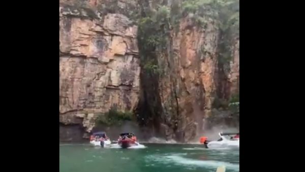 मोटरबोटिंग कर रहे थे पर्यटक