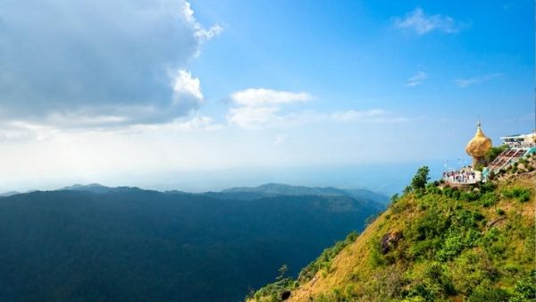 25 फीट ऊंची है चट्टान 25 फीट ऊंची है चट्टान