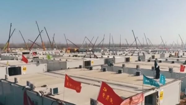 बक्से में बंद किए जा रहे लोग