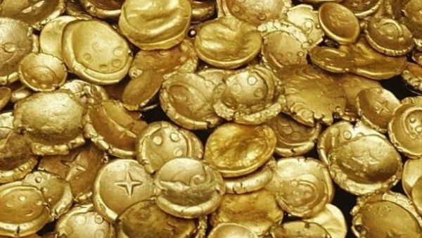 सिक्के हैं या सोने के बर्तन? 