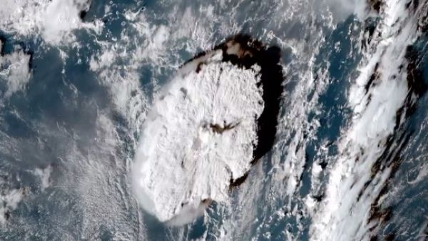 पानी के अंदर फूटा ज्वालामुखी