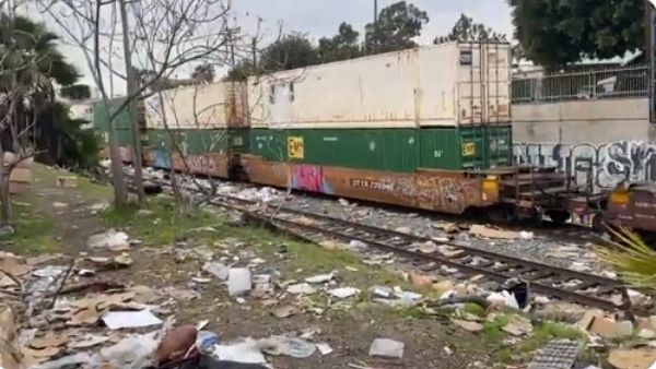 ट्रेनों में कैसे चोरी करते हैं चोर?