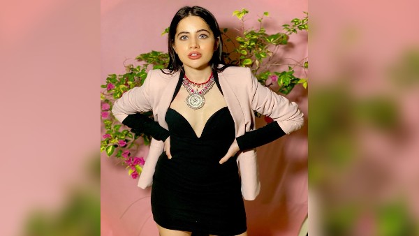 डीप नेक शॉर्ट वनपीस में उर्फी का नया अंदाज