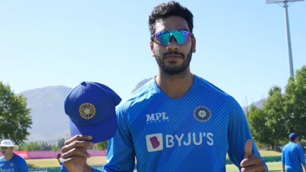 1. वेंकटेश अय्यर