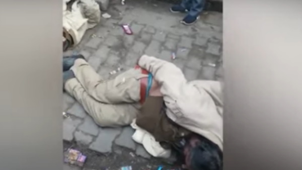 सोशल मीडिया पर वीडियो वायरल, लोग बोले- ऐसे होगी जनता की सुरक्षा सोशल मीडिया पर वीडियो वायरल, लोग बोले- ऐसे होगी जनता की सुरक्षा