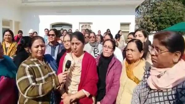 महिला मोर्चा ने बढ़ाई पार्टी की मुश्किलें