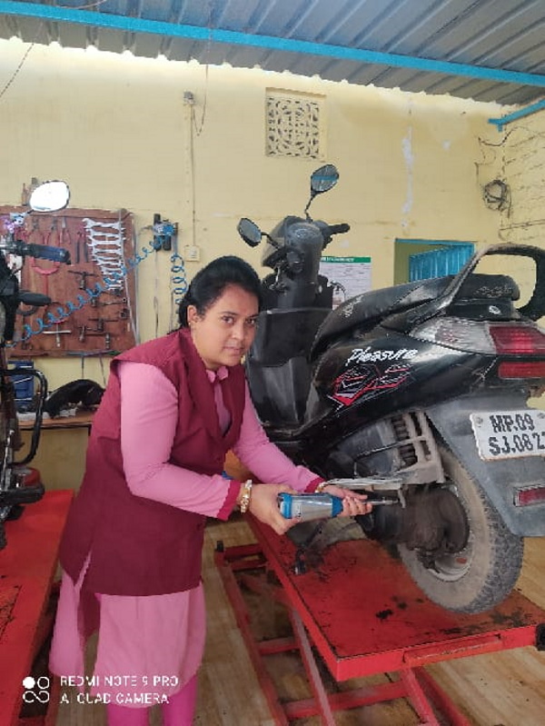 कौन हैं यंत्रिका गैराज वाली महिलाएं? कौन हैं यंत्रिका गैराज वाली महिलाएं?