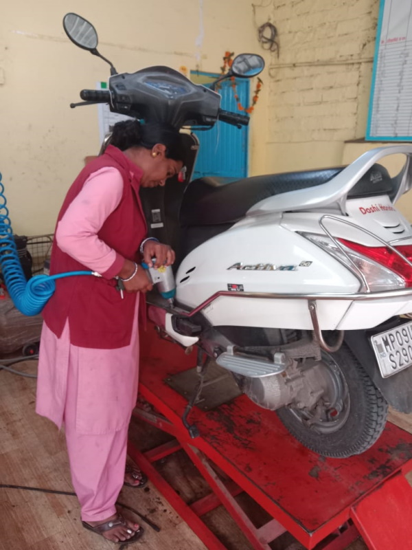 पहले बनाया चालक, अब मैकेनिक पहले बनाया चालक, अब मैकेनिक