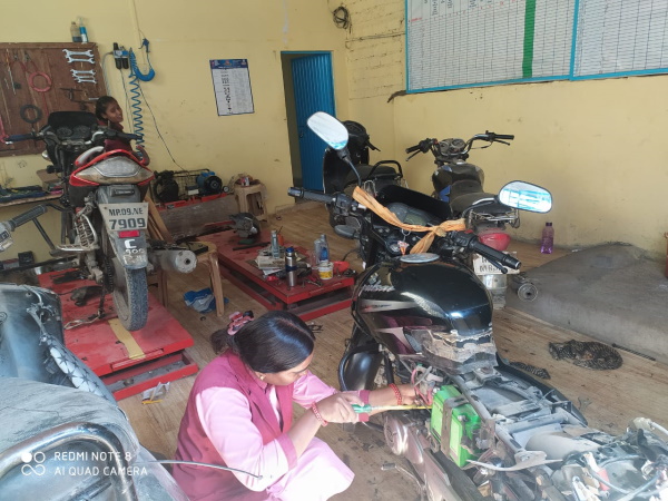 महिला मैकेनिकों की कमाई महिला मैकेनिकों की कमाई