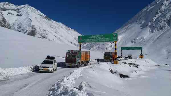 अत्यधिक सर्द मौसम में भी खुला रहा जोजिला दर्रा