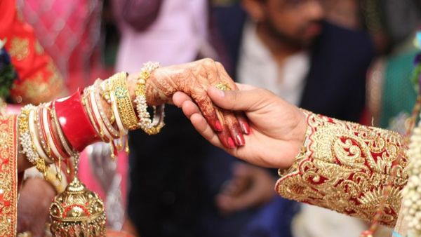 पत्नी और उसके घरवालों ने कमरे में बंद कर पीटा पत्नी और उसके घरवालों ने कमरे में बंद कर पीटा