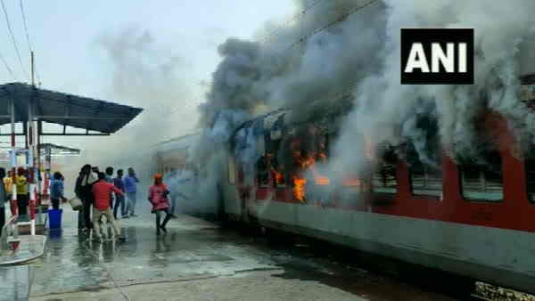 madhubani fire breaks out in train incident video viral madhubani fire breaks out in train incident video viral