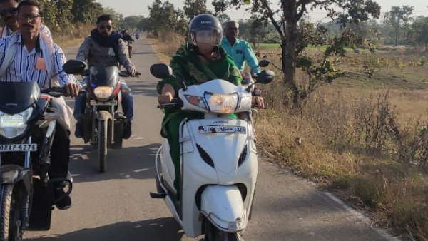 बिना किसी पीएसओ, फॉलो गार्ड के स्कूटी से ही ले रही हैं कार्यक्रमों में हिस्सा बिना किसी पीएसओ, फॉलो गार्ड के स्कूटी से ही ले रही हैं कार्यक्रमों में हिस्सा
