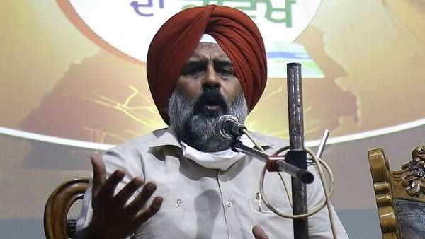 'कांग्रेस नेताओं के बीच चल रही कुर्सी की लड़ाई'