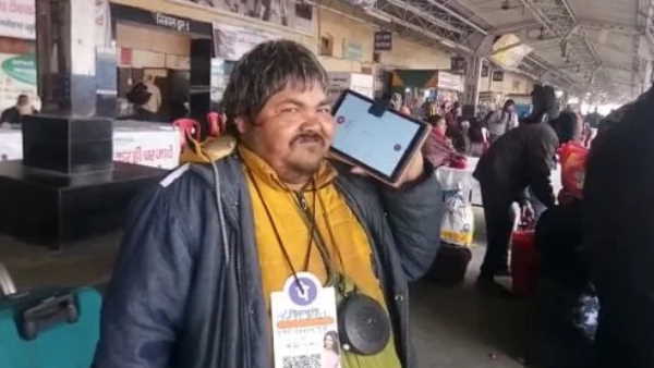 करीब तीस वर्षों से मांग रहा है भीख