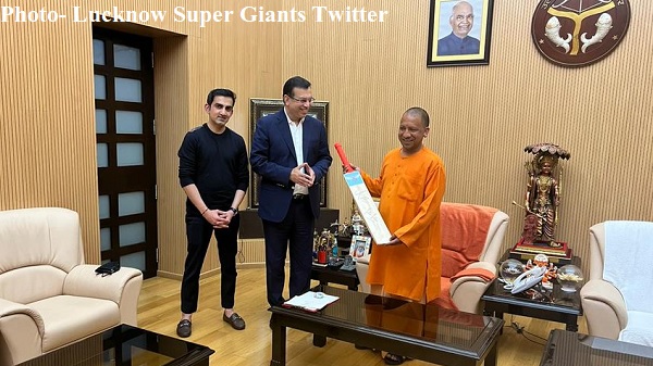  योगी आदित्यनाथ को दिया स्पेशल गिफ्ट