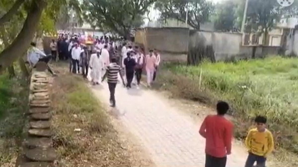 शवयात्रा में महिलाएं भी शामिल हुईं शवयात्रा में महिलाएं भी शामिल हुईं