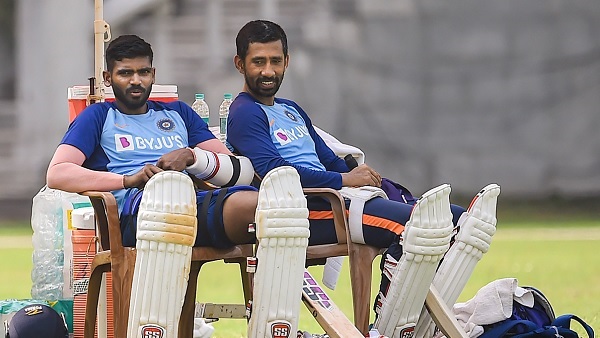 कथित सम्मानीय पत्रकार के मैसेज आ रहे हैं-