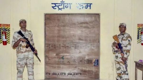 पेपर के स्ट्रांग रूम में दो लॉक थे