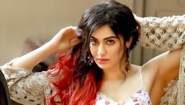 ब्रालेस लुक में नजर आईं