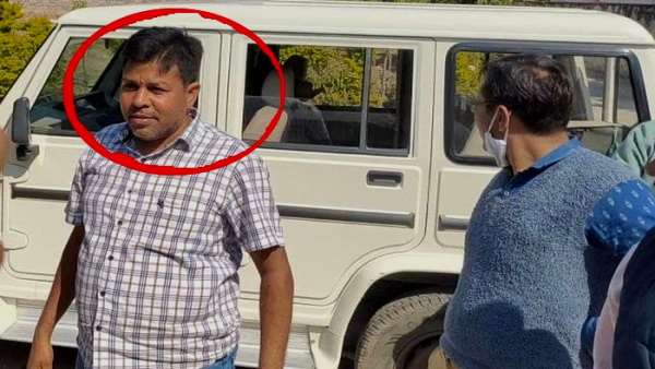 कार्यालय में घूस की रक​म ली