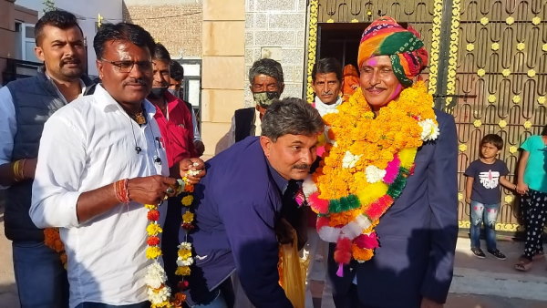 बाड़मेर कलक्ट्रेट में ही सेवाएं दे रहे