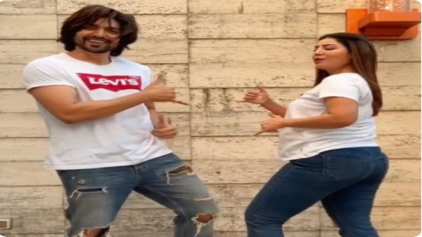 शादी की सालगिरह पर कच्चा बादाम पर किया जोरदार डांस शादी की सालगिरह पर कच्चा बादाम पर किया जोरदार डांस