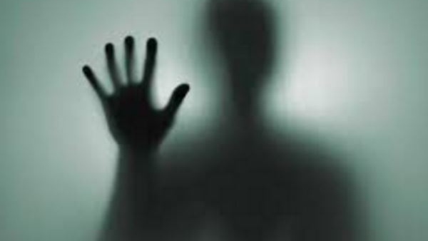 सिगरेट हाथ में दिखी