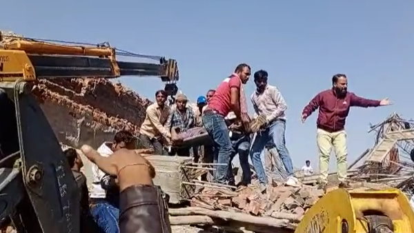 आरसीसी का काम चल रहा था
