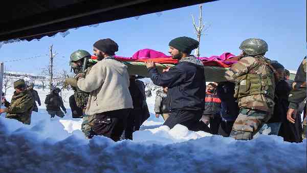 'महिलाएं गर्भवती होती हैं तो पूरा गांव चिंतित होता है'